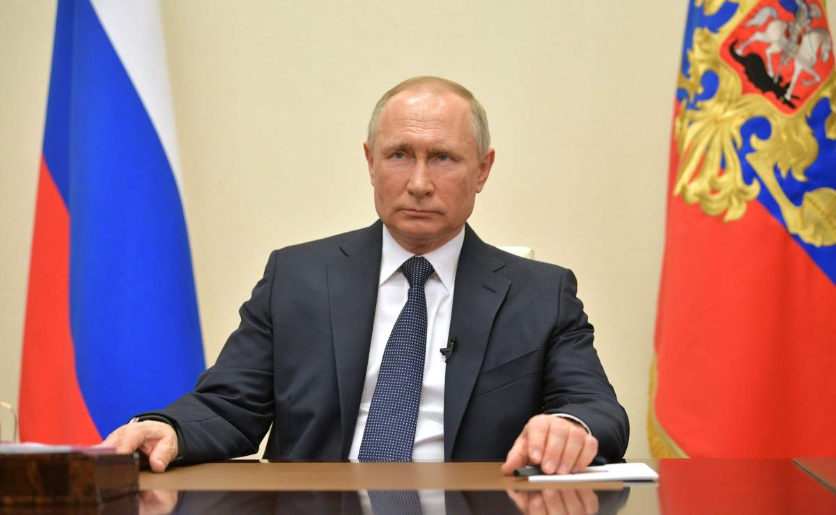 Путин указом свима у Русији цео април претворио у плаћене нерадне дане Путин указом свима у Русији цео април претворио у плаћене нерадне дане