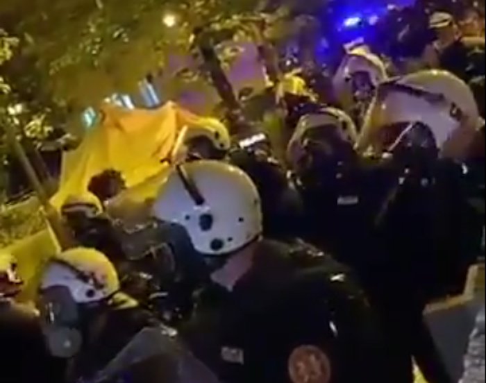Усташе Мила Ђукановића на Светог Василија Острошког почеле да хапсе владике и свештенике СПЦ у Црној Гори (видео) Усташе Мила Ђукановића на Светог Василија Острошког почеле да хапсе владике и свештенике СПЦ у Црној Гори (видео)