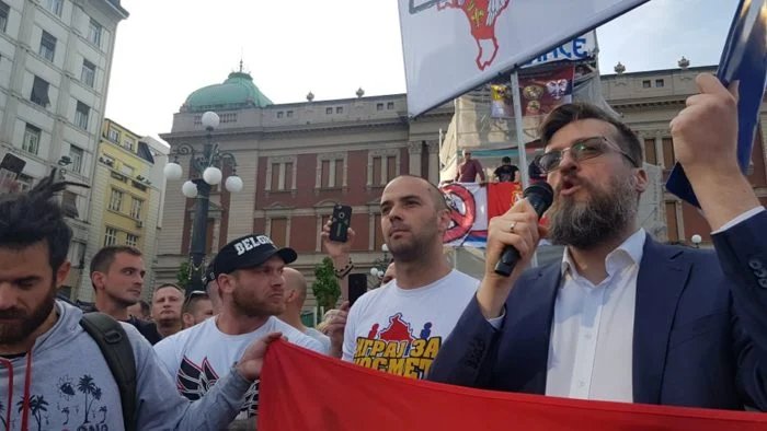 ХАОС КОД СКУПШТИНЕ! Народ јури посланике СНС, реагује обезбеђење УЖИВО! (видео) ХАОС КОД СКУПШТИНЕ! Народ јури посланике СНС, реагује обезбеђење УЖИВО! (видео)