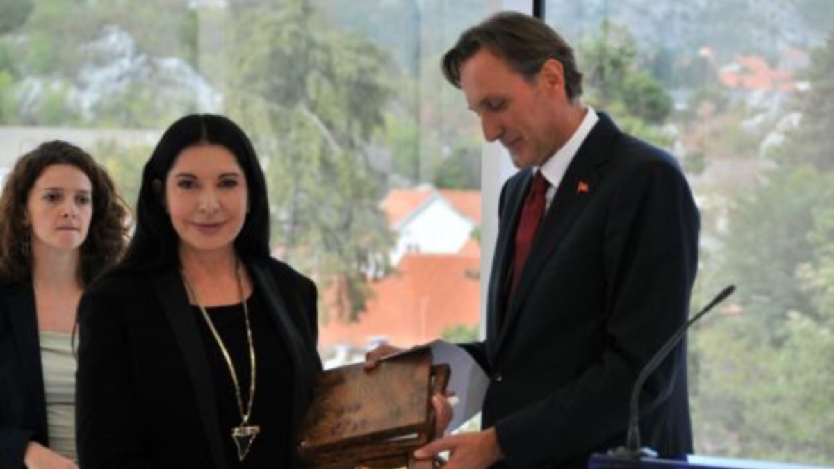 МЕДОЈЕВИЋ НИКАД КОНКРЕТНИЈИ: Марина Абрамовић је сатаниста, као и овдашња власт МЕДОЈЕВИЋ НИКАД КОНКРЕТНИЈИ: Марина Абрамовић је сатаниста, као и овдашња власт