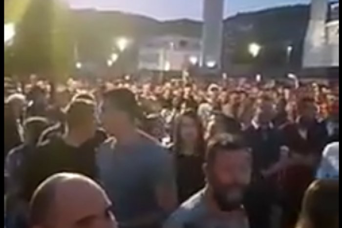 Овако је вечерас било у Пљевима, Срби Црне Горе храбри, одлучни и спремни на све (видео) Овако је вечерас било у Пљевима, Срби Црне Горе храбри, одлучни и спремни на све (видео)
