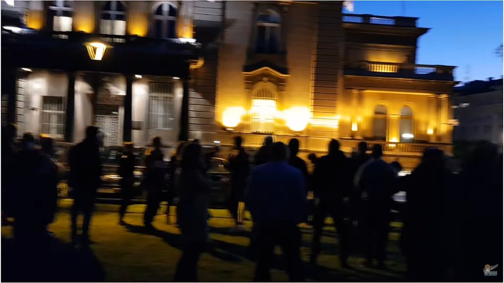 После синоћњег протеста испред председништва секташ Вучић је данас погубио живце (фото, видео) После синоћњег протеста испред председништва секташ Вучић је данас погубио живце (фото, видео)