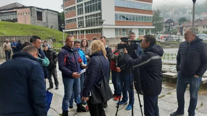 ШТРАЈК ГЛАЂУ превозника из Нове Вароши: Не дају нам дозволе јер нисмо за СНС! ШТРАЈК ГЛАЂУ превозника из Нове Вароши: Не дају нам дозволе јер нисмо за СНС!