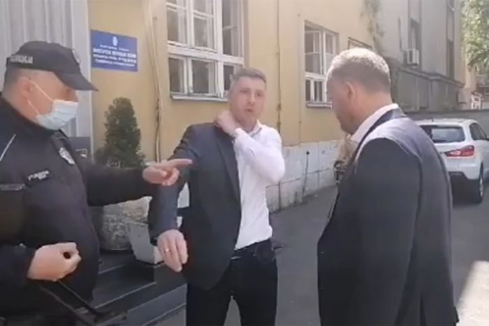 ОТВОРЕНИ ФАШИЗАМ ДИКТАТОРА: Приведено 15 чланова Двери после протеста испред Народне скупштине! ОТВОРЕНИ ФАШИЗАМ ДИКТАТОРА: Приведено 15 чланова Двери после протеста испред Народне скупштине!