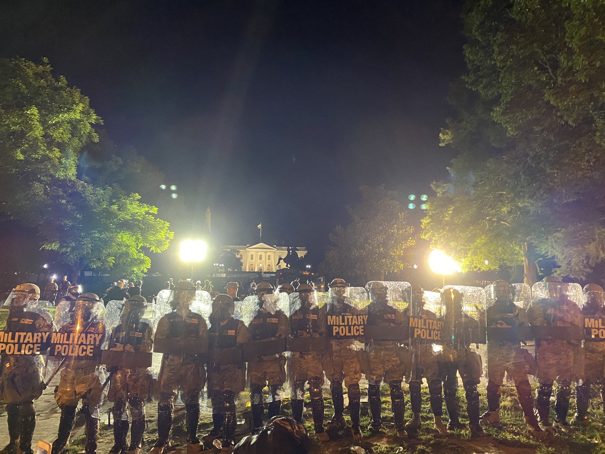 Америка је у пламену, војска на улицама Вашингтона (видео) Америка је у пламену, војска на улицама Вашингтона (видео)