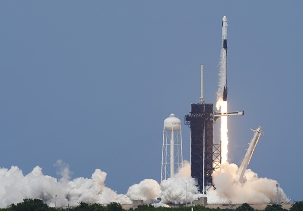 SpaceX ланисрао капсулу са астронаутима НАСА у космос SpaceX ланисрао капсулу са астронаутима НАСА у космос
