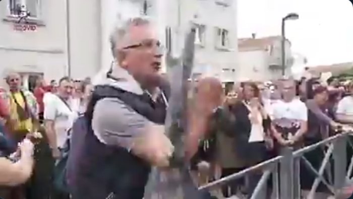 Мило вам је дао курац, дао вам је 70 евра пензије! (видео) Мило вам је дао курац, дао вам је 70 евра пензије! (видео)
