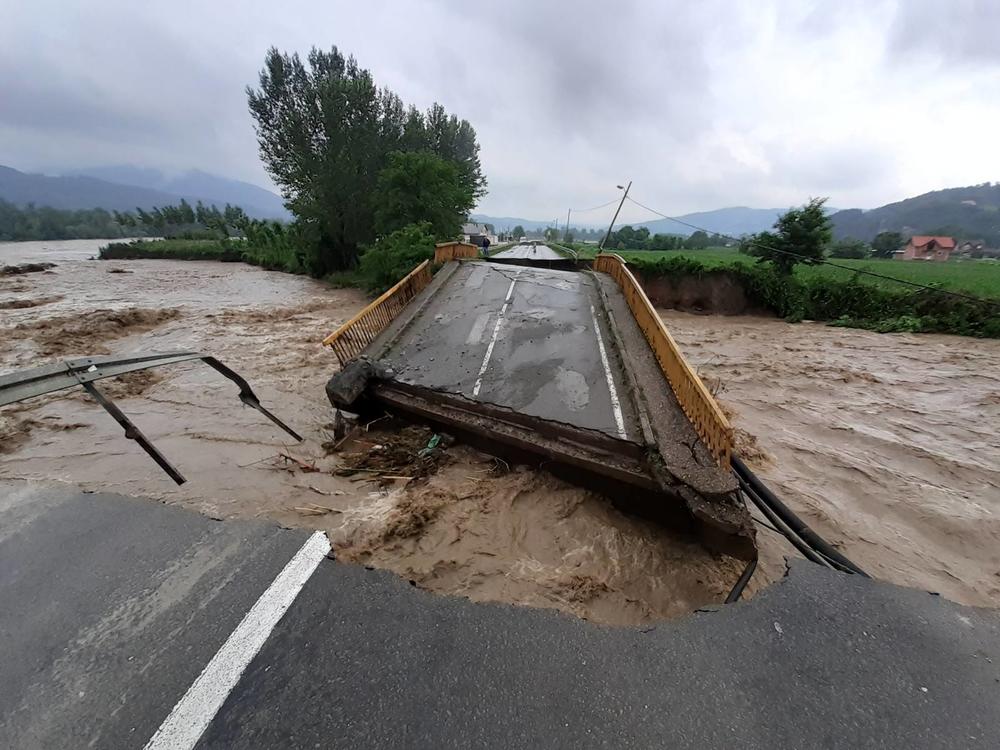 Драматично у Србији: Куће и путеви под водом, ванредна ситуација у осам општина (ФОТО, ВИДЕО) Драматично у Србији: Куће и путеви под водом, ванредна ситуација у осам општина (ФОТО, ВИДЕО)