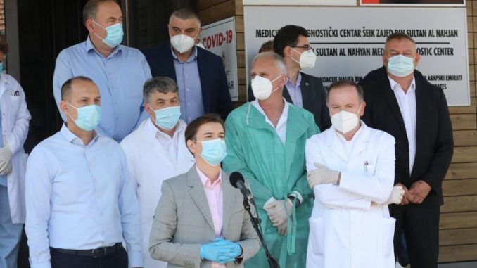 Лончар и Брнабић у Новом Пазару дочекани звиждуцима и повицима „лопови, лопови“ (ВИДЕО) Лончар и Брнабић у Новом Пазару дочекани звиждуцима и повицима „лопови, лопови“ (ВИДЕО)