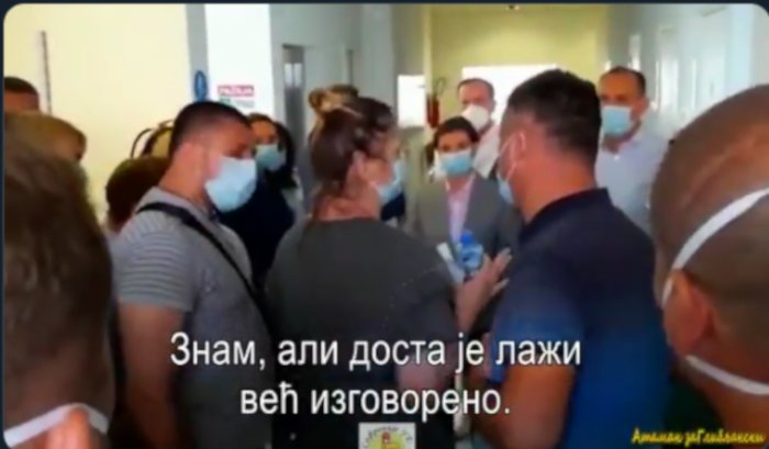 Кад се склоне телевизијске камере, ни режимски идиоти нису више толико осиони (видео) Кад се склоне телевизијске камере, ни режимски идиоти нису више толико осиони (видео)