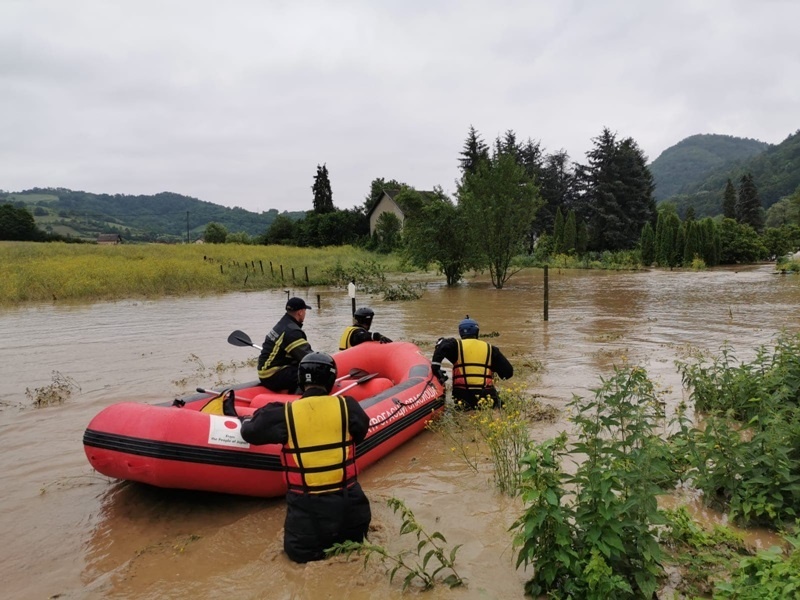 Лучани, Краљево - Водена бујица у драгачевском селу Вича потопила је на десетине домаћинстава Лучани, Краљево - Водена бујица у драгачевском селу Вича потопила је на десетине домаћинстава