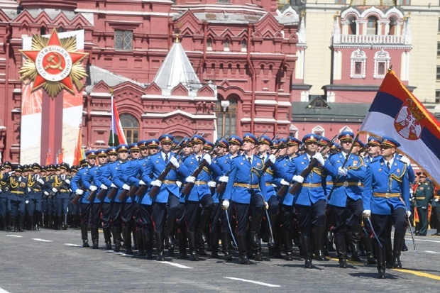Српска гарда маршевским кораком под зидинима Кремља у знак победе над нацистичком немани Српска гарда маршевским кораком под зидинима Кремља у знак победе над нацистичком немани