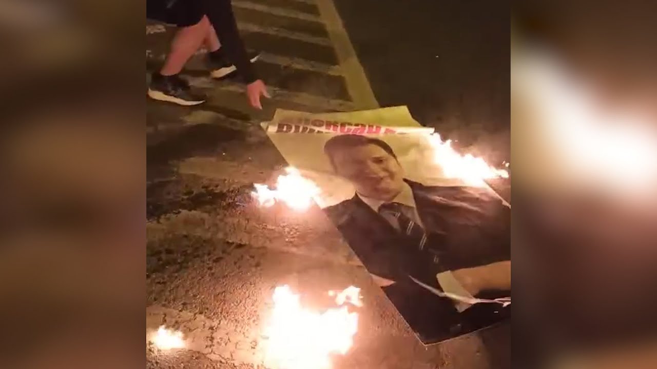 Вучић на ломачи у Новом Саду, владавина лудака и издајника је при крају! (видео) Вучић на ломачи у Новом Саду, владавина лудака и издајника је при крају! (видео)