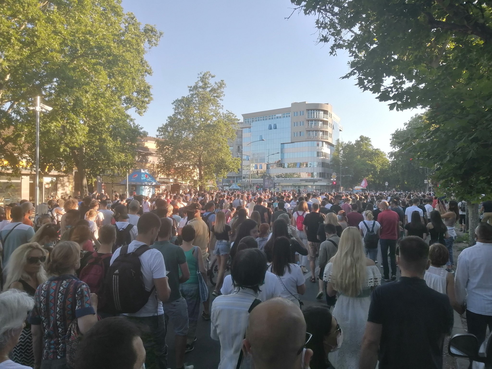 Народ из Новог Сада и Чачка кренуо ка Београду, протести и у Крагујевцу! (видео)