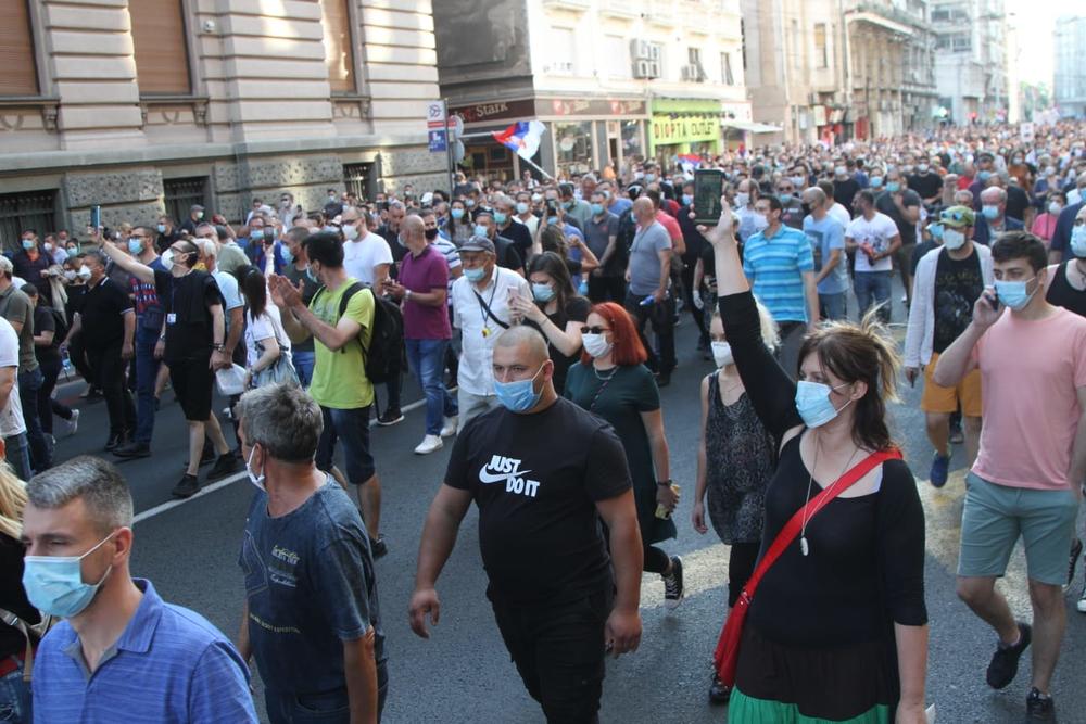 НОВИ МААСОВНИ ПРОТЕСТ У БЕОГРАДУ! Река људи кренула на Председништво: Вучићу, одлази! (ВИДЕО)