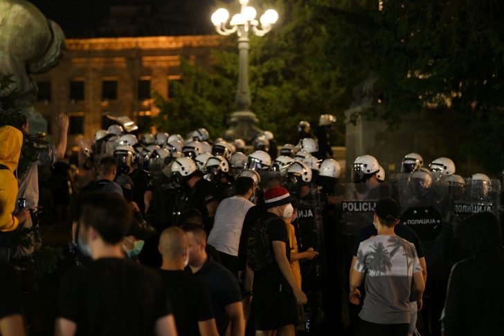 ВУЧИЋУ ШИПТАРУ: Народ позива полицију да се придружи народу , монах Антоније се обратио народу ВУЧИЋУ ШИПТАРУ: Народ позива полицију да се придружи народу , монах Антоније се обратио народу