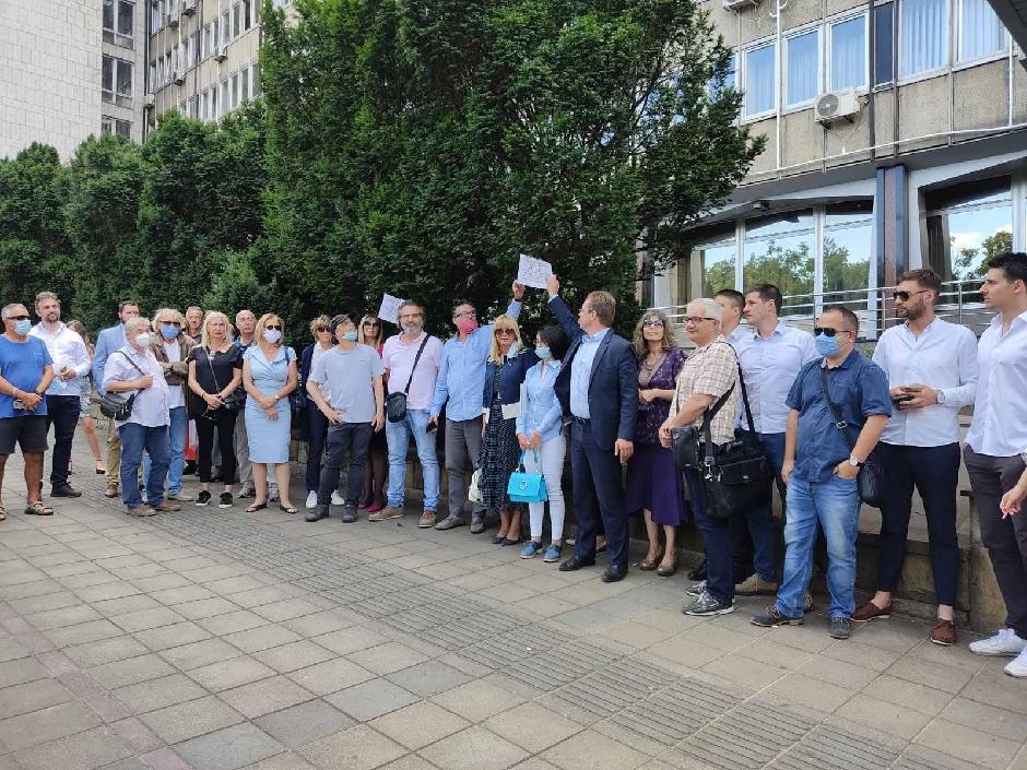 Адвокати одржали протест испред зграде Владе: Држава крши законе, на децу су послали коњицу и хамере Адвокати одржали протест испред зграде Владе: Држава крши законе, на децу су послали коњицу и хамере
