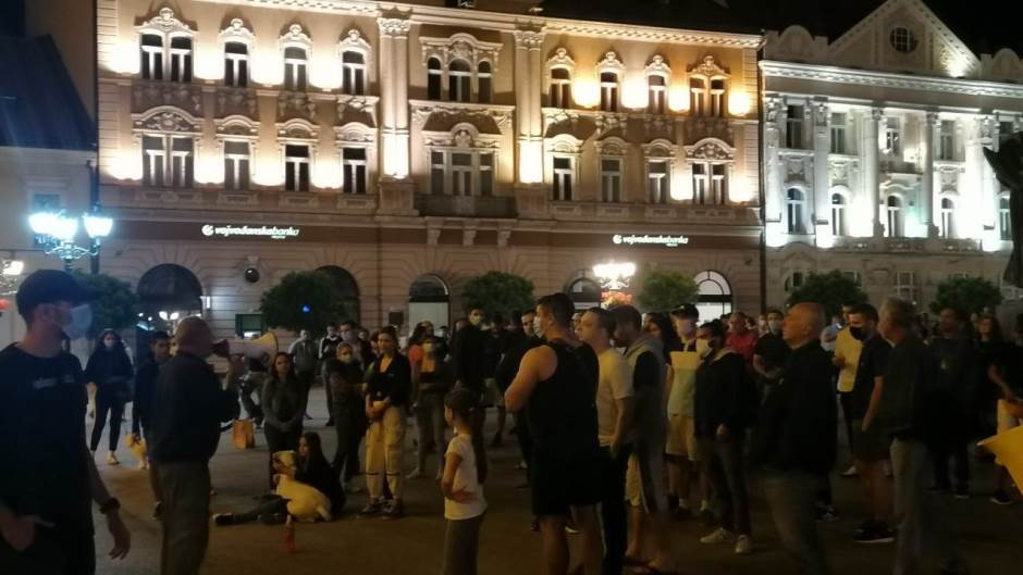 Протест против најављених мера и у Новом Саду, полиција чува Градску кућу Протест против најављених мера и у Новом Саду, полиција чува Градску кућу