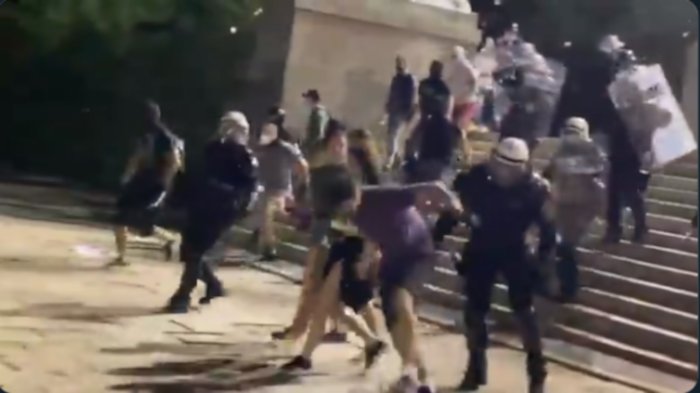 Погледајте како је полиција синоћ из чиста мира пребила мирне демонстранте! (видео) Погледајте како је полиција синоћ из чиста мира пребила мирне демонстранте! (видео)
