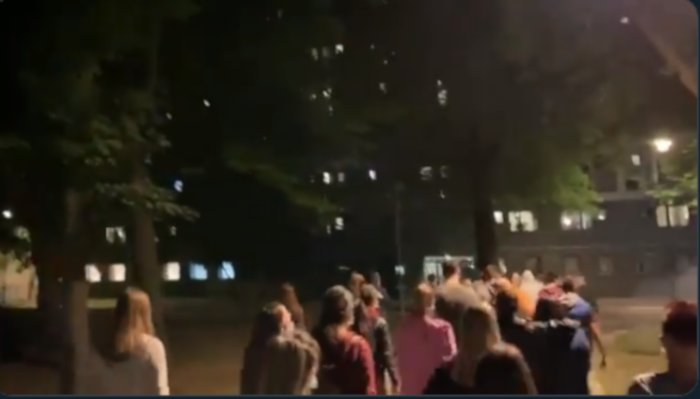 Студенти из “Студењака” кренули ка Скупштини (ВИДЕО) Студенти из “Студењака” кренули ка Скупштини (ВИДЕО)