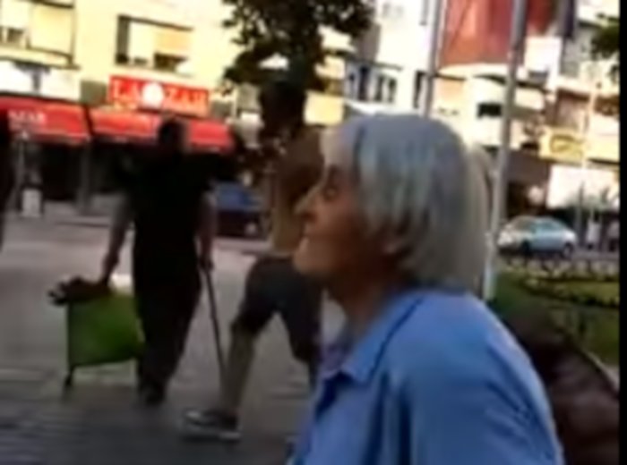 Супер бака позива све оне који воле Србију да дођу на протест (видео) Супер бака позива све оне који воле Србију да дођу на протест (видео)