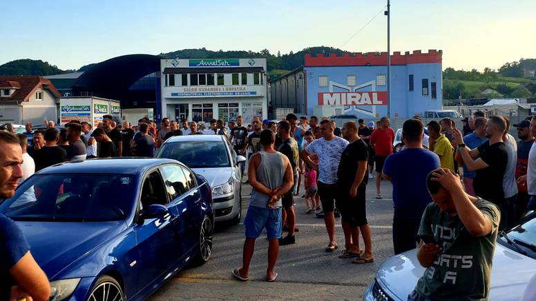 Муслимани Велике Кладуше заустављају аутобусе и из њих избацују мигранте-муслимане (фото, видео) Муслимани Велике Кладуше заустављају аутобусе и из њих избацују мигранте-муслимане (фото, видео)
