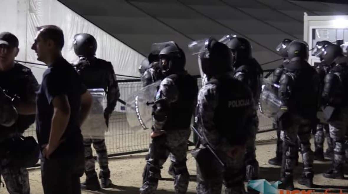Бихаћ: Масовни сукоб полиције и миграната, више повређених (видео) Бихаћ: Масовни сукоб полиције и миграната, више повређених (видео)