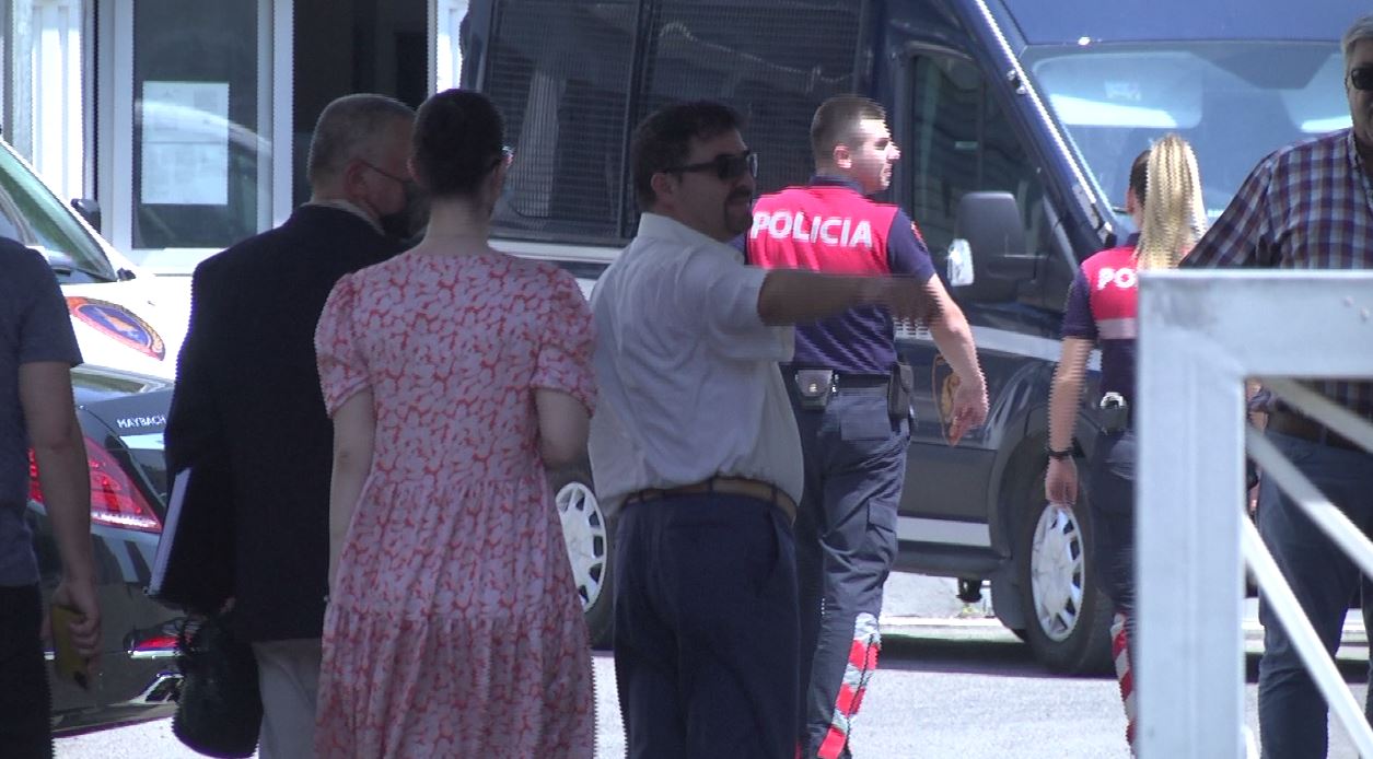 Због трговине хероином ухапшен албански Жељко Митровић, запленили му све (видео) Због трговине хероином ухапшен албански Жељко Митровић, запленили му све (видео)