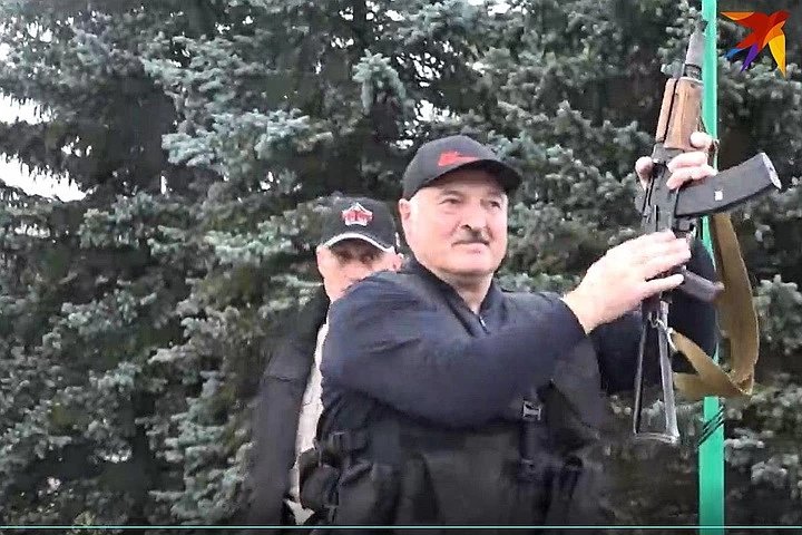 Белорусија: Александар Лукашенко наоружан стигао у своју резиденцију (видео) Белорусија: Александар Лукашенко наоружан стигао у своју резиденцију (видео)