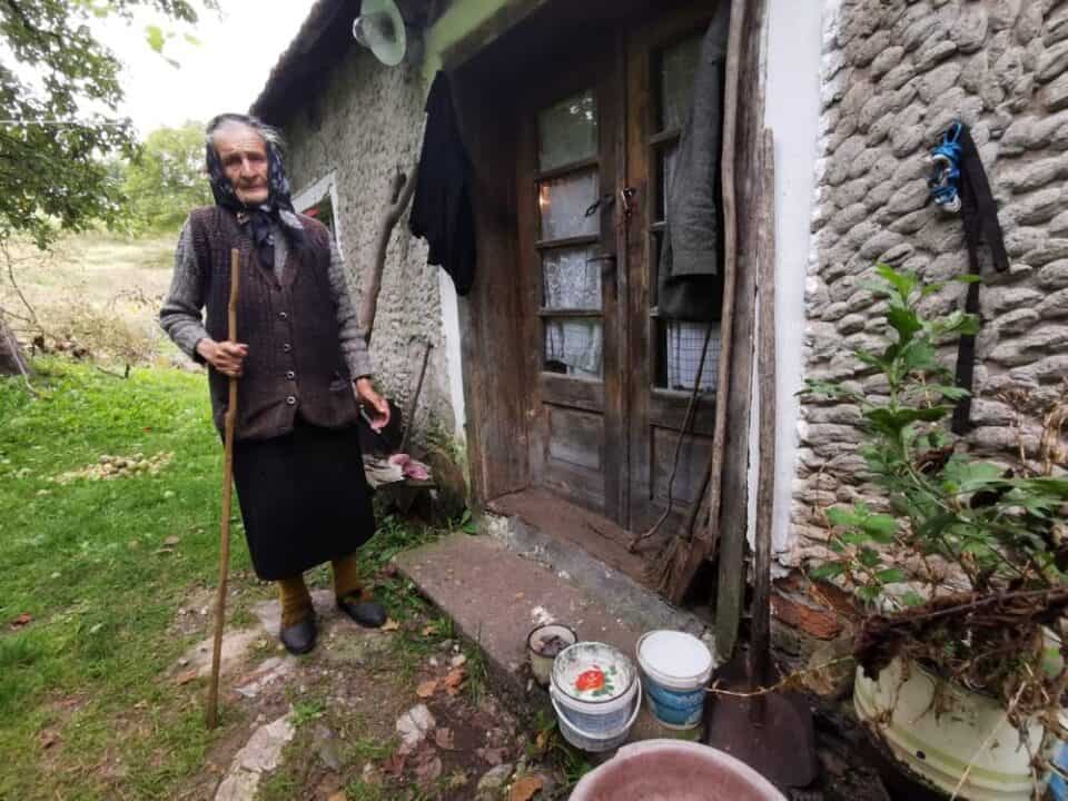 Бака Радојка је чудо, иде за козама иако јој је 90: Живи сама у селу, новине не чита, ТВ не гледа, за интернет ни чула