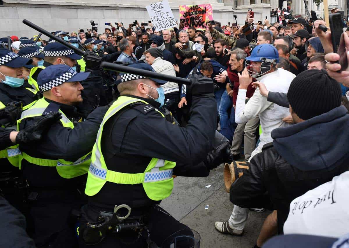У цивилизованом Лондону млате мирне учеснике протеста против обавезне вакцинације и маски (видео) У цивилизованом Лондону млате мирне учеснике протеста против обавезне вакцинације и маски (видео)
