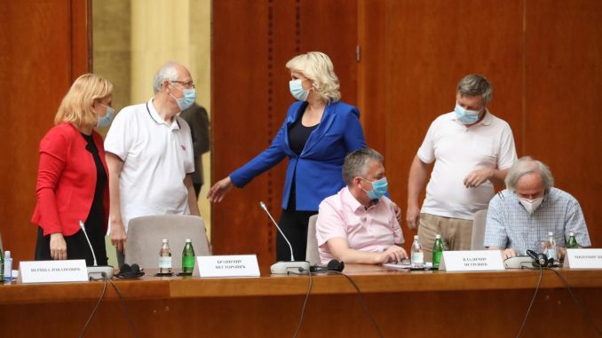 ЈОВО НАНОВО! Кризни штаб донео нове мере, од сутра се све затвара у 23 сата ЈОВО НАНОВО! Кризни штаб донео нове мере, од сутра се све затвара у 23 сата