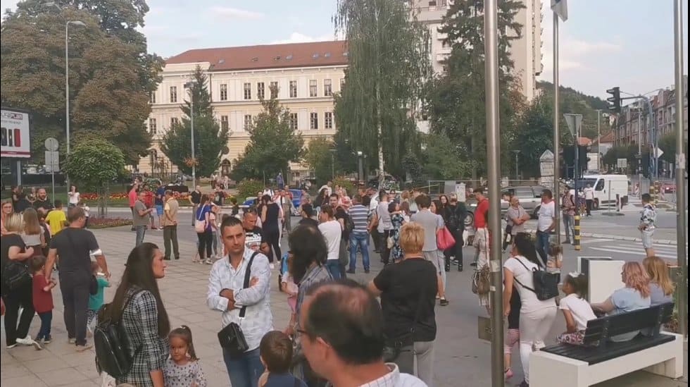 "Ужице без маски" вечерашње окупљање грађана испред Градске куће у Ужицу! (видео) "Ужице без маски" вечерашње окупљање грађана испред Градске куће у Ужицу! (видео)