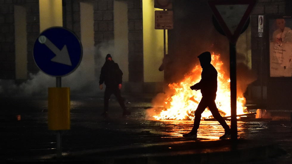 МАСОВНИ ПРОТЕСТИ широм ЕУ против нових корона мера трају већ данима (видео) МАСОВНИ ПРОТЕСТИ широм ЕУ против нових корона мера трају већ данима (видео)