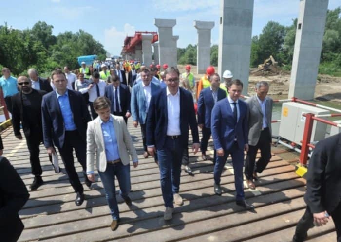 Мали не диже привредни раст: Црна тројка (Вучић, Брнабић, Мали) упорно лажу о стању српске привреде Мали не диже привредни раст: Црна тројка (Вучић, Брнабић, Мали) упорно лажу о стању српске привреде