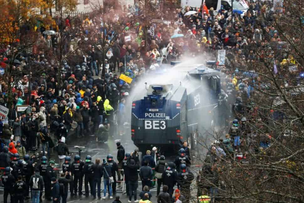 „Престаните да нас контролишете“: Свет на ногама, побуна против корона мера „Престаните да нас контролишете“: Свет на ногама, побуна против корона мера