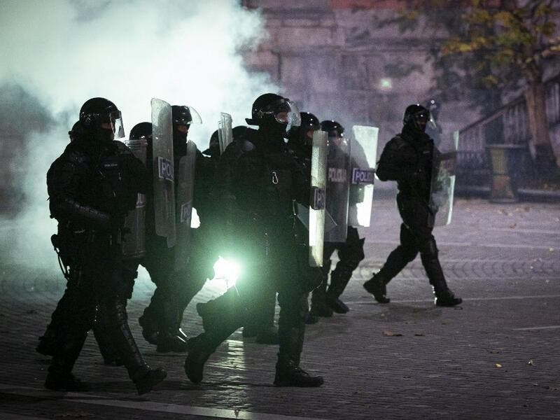Жестоки анти-корона протести на улицама Љубљане: Полиција воденим топовима, демонстранти каменицама (видео) Жестоки анти-корона протести на улицама Љубљане: Полиција воденим топовима, демонстранти каменицама (видео)