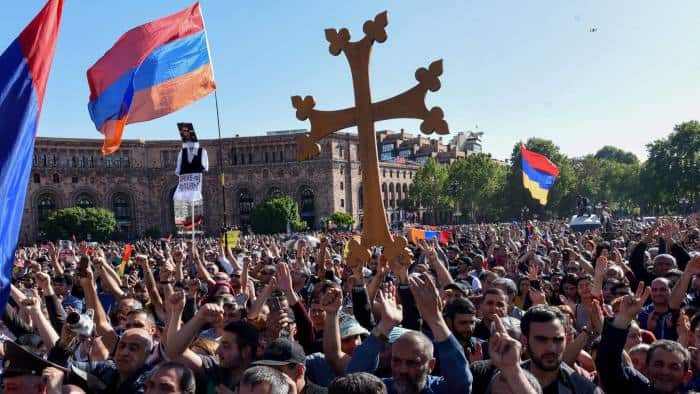 Демонстранти у Јеревану руше Пашињанов режим, уништена Сорошева фондација (видео) Демонстранти у Јеревану руше Пашињанов режим, уништена Сорошева фондација (видео)