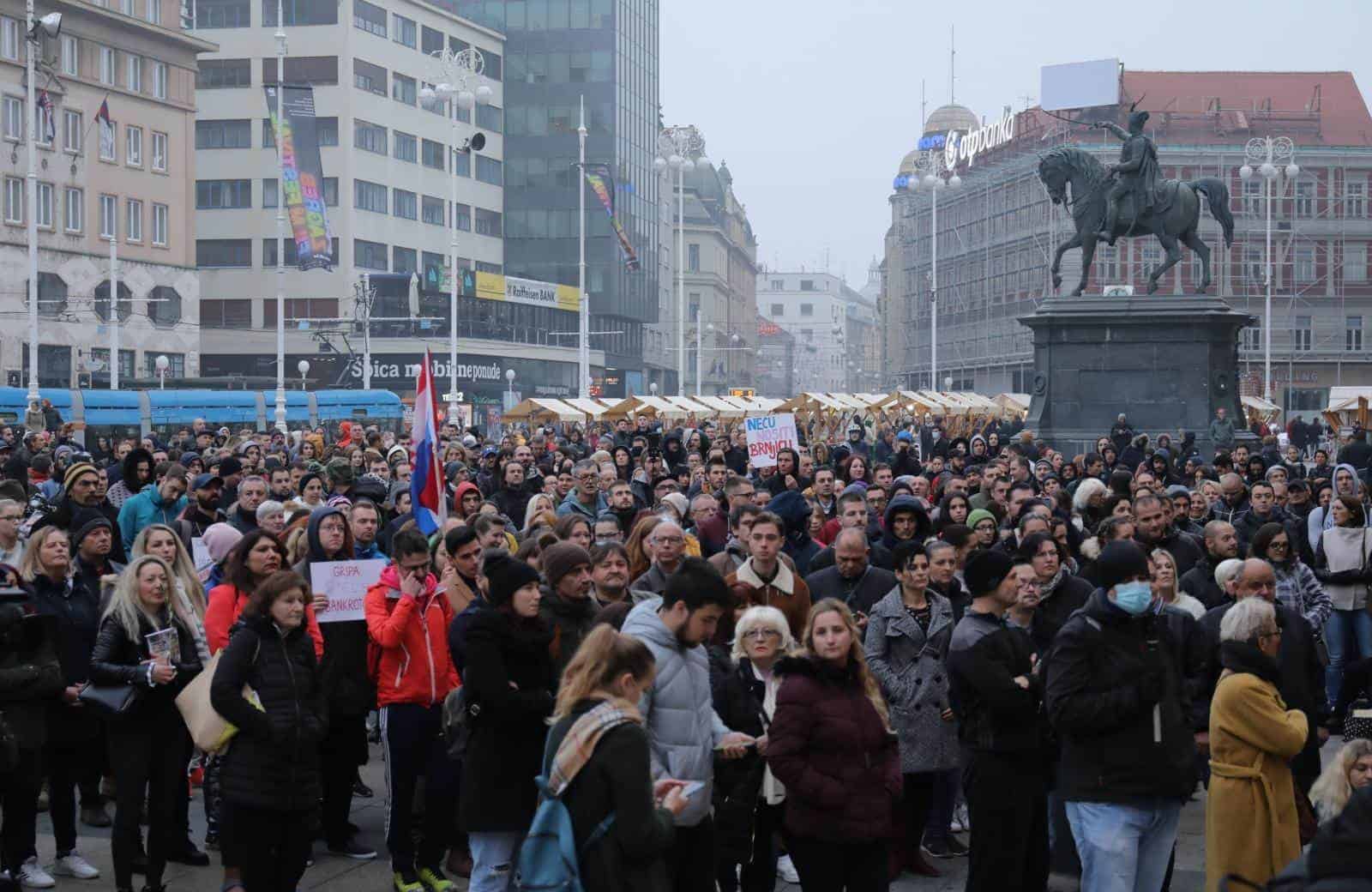 У Загребу протест противника ношења маски и вакцинације против короне У Загребу протест противника ношења маски и вакцинације против короне