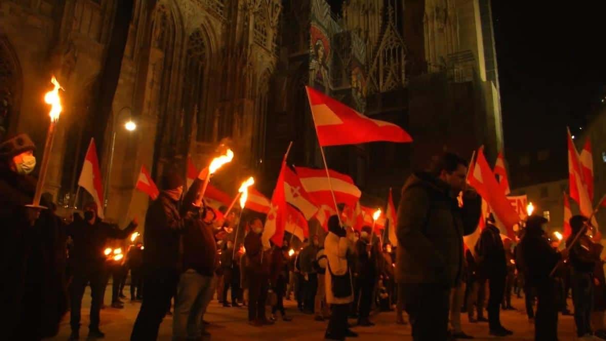Аустријанци изашли на улице: Палили бакље и носили заставе (видео) Аустријанци изашли на улице: Палили бакље и носили заставе (видео)