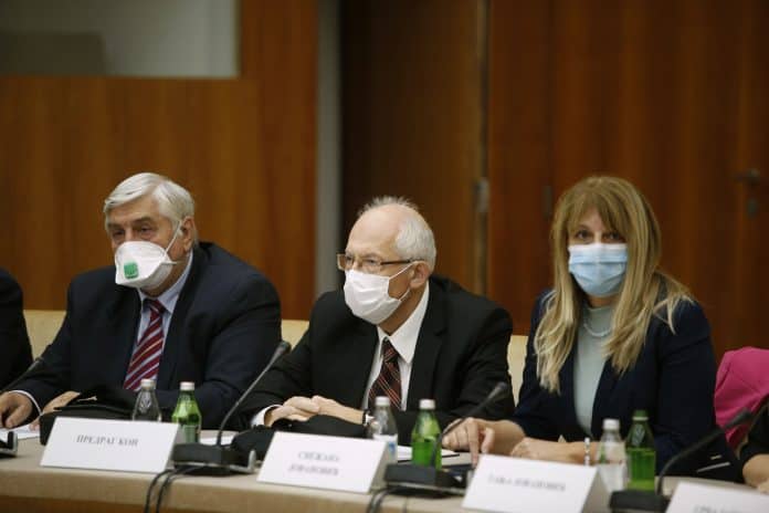 Одлука Kризног штаба: Током викенда тржни центри, кафићи и ресторани раде до 14 часова Одлука Kризног штаба: Током викенда тржни центри, кафићи и ресторани раде до 14 часова