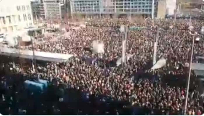 Немачка: Масовни протести у Лајпцигу против нових корона мера немачке владе (видео) Немачка: Масовни протести у Лајпцигу против нових корона мера немачке владе (видео)