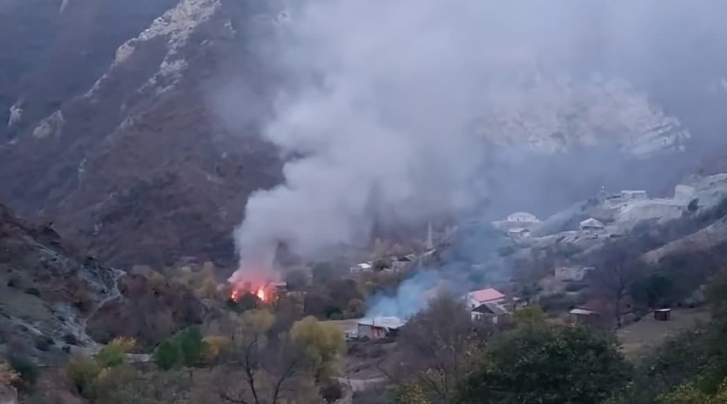Јермени из Нагорно Карабаха пале и напуштају своје домове пре него територију презму Турци (ВИДЕО) Јермени из Нагорно Карабаха пале и напуштају своје домове пре него територију презму Турци (ВИДЕО)