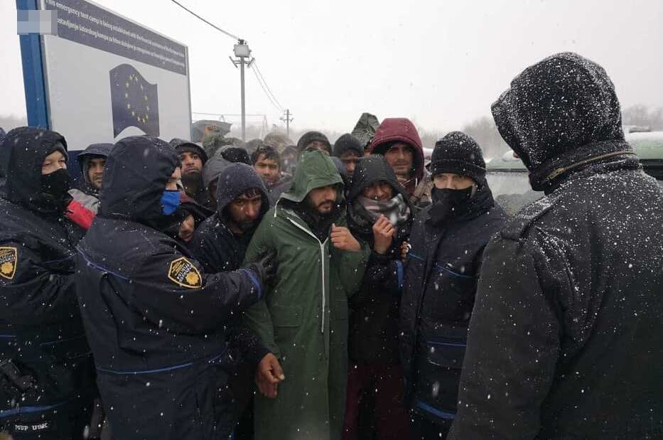 У Србију се враћају на стотине миграната из Босне којима је изгорео мигрантски камп код Бихаћа У Србију се враћају на стотине миграната из Босне којима је изгорео мигрантски камп код Бихаћа
