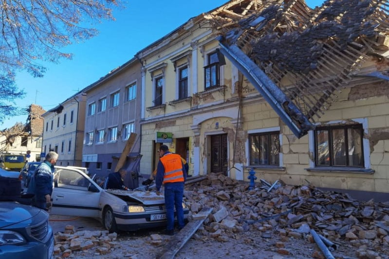 Разоран земљотрес у Хрватској: Петриња у рушевинама, погинуло дете (видео) Разоран земљотрес у Хрватској: Петриња у рушевинама, погинуло дете (видео)