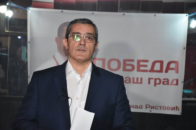 Лекар вратио медаљу Вучићу: Ево вам је, па је доделите криминалцима Лекар вратио медаљу Вучићу: Ево вам је, па је доделите криминалцима