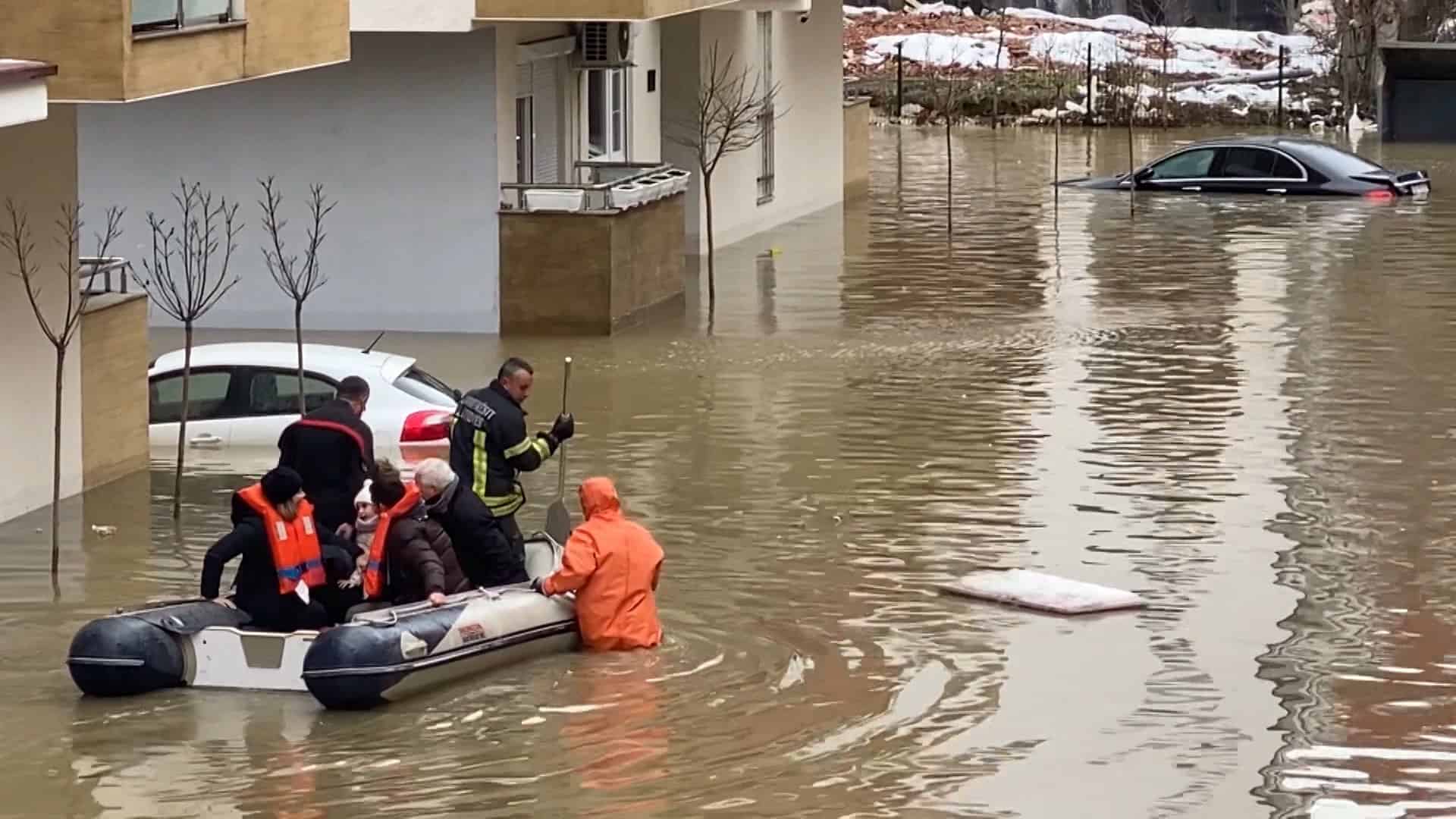 Највеће поплаве на Косову и Метохији задњих 50 година, преко 200 Срба заробљено у кућама без струје, воде и хране! Највеће поплаве на Косову и Метохији задњих 50 година, преко 200 Срба заробљено у кућама без струје, воде и хране!
