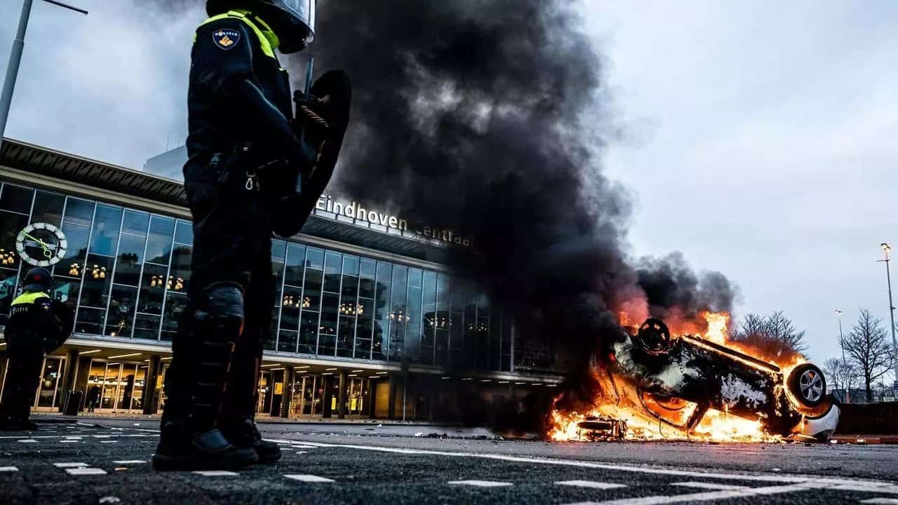 Побуна народа широм Европе против ограничења кретања и нормалног живота (видео) Побуна народа широм Европе против ограничења кретања и нормалног живота (видео)