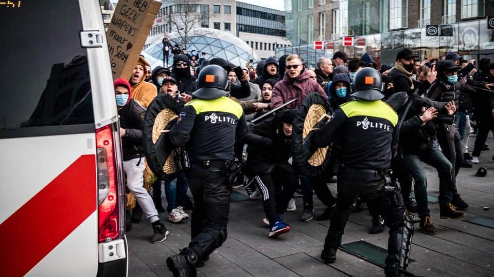 Холандија: Током протеста због увођења полицијског часа запаљен центар за тестирање на коронавирус (видео) Холандија: Током протеста због увођења полицијског часа запаљен центар за тестирање на коронавирус (видео)
