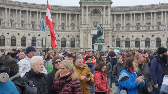 Протест противника антикорона мера и вакцинације у Бечу, затражена оставка премијера Курца Протест противника антикорона мера и вакцинације у Бечу, затражена оставка премијера Курца